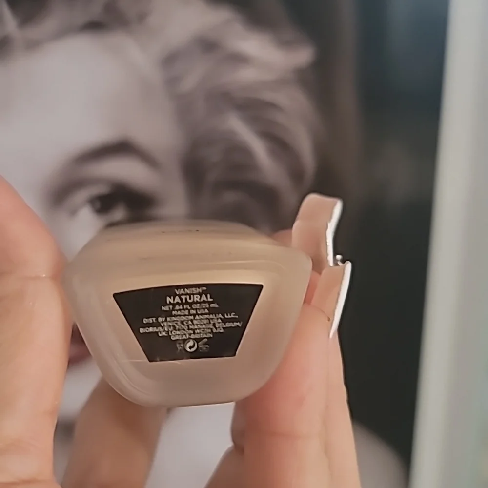 Vanish Seamless Finish Liquid Foundation HOURGLASS - Picture 3 of 4
